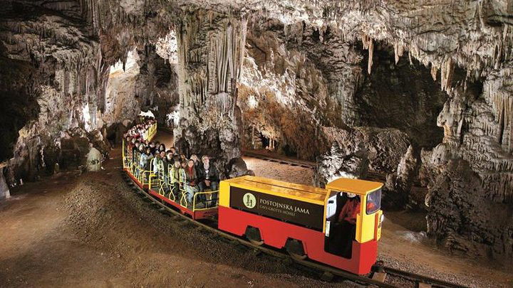 Grotte di Postumia e Castello di Predjama: tour da Trieste